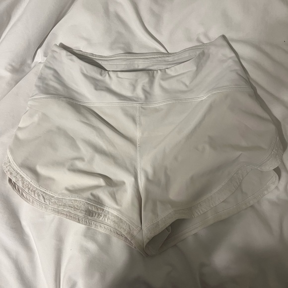 Lululemon size 6 high rise white shorts - Picture 4 of 4